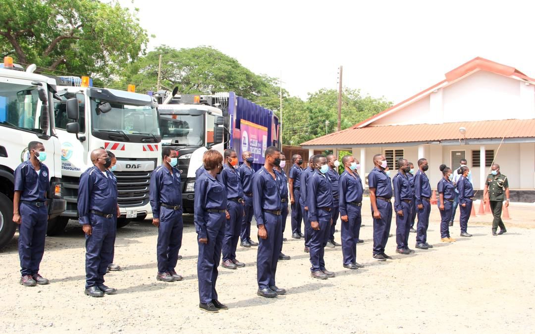 Heavy-duty truck drivers pass out for operation clean your frontage