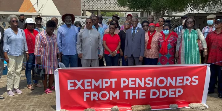 Pensioners storm Parliament in anticipation of Finance Minister’s presentation