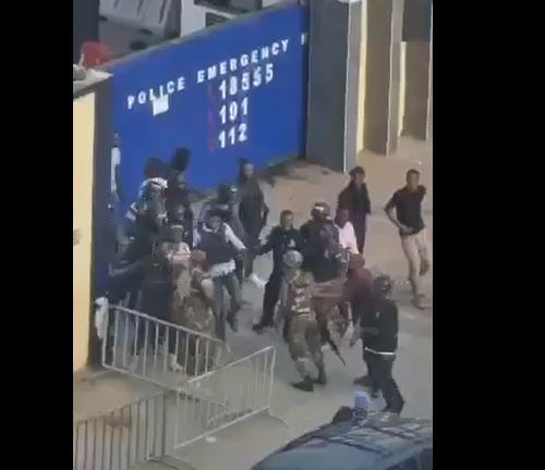 Videos: Armed Police & Soldiers Clash At Accra Central As Civilians Flee For Cover