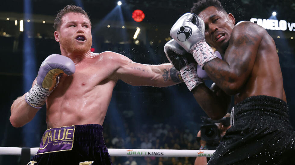 Saul ‘Canelo’ Alvarez beats Jermell Charlo to defend super-middleweight titles