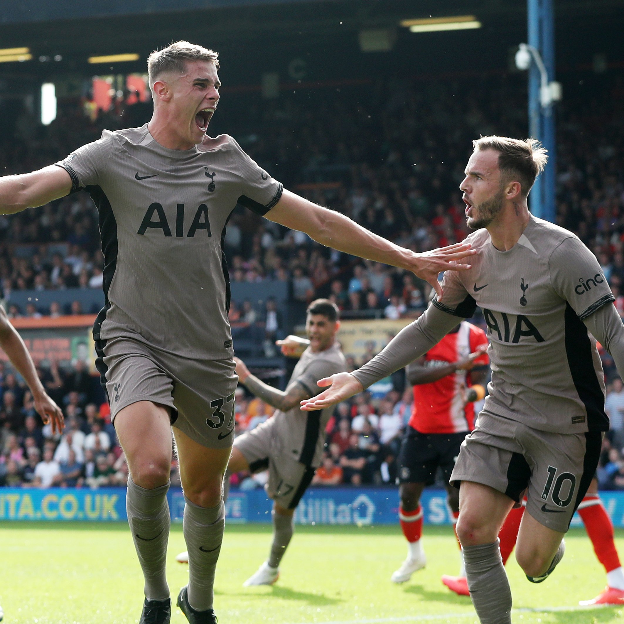 10-man Tottenham move top with narrow win at Luton