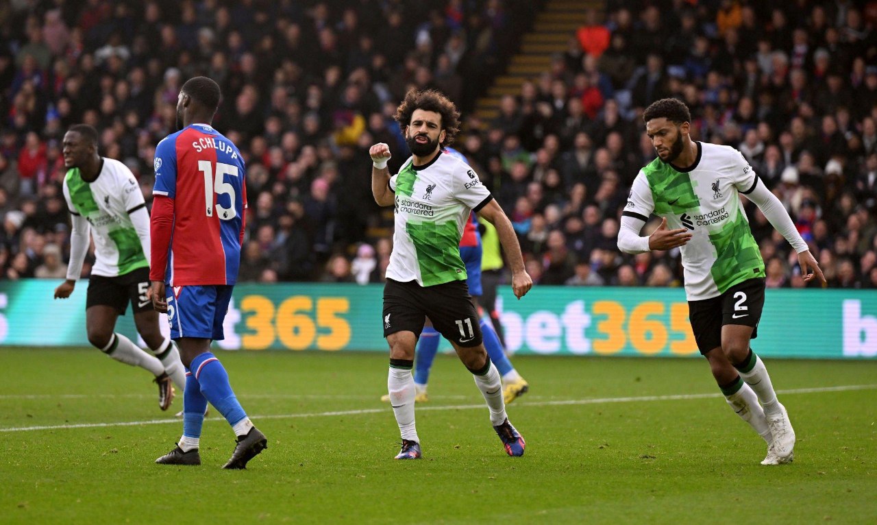 Liverpool go top of table with late win over 10-player Palace