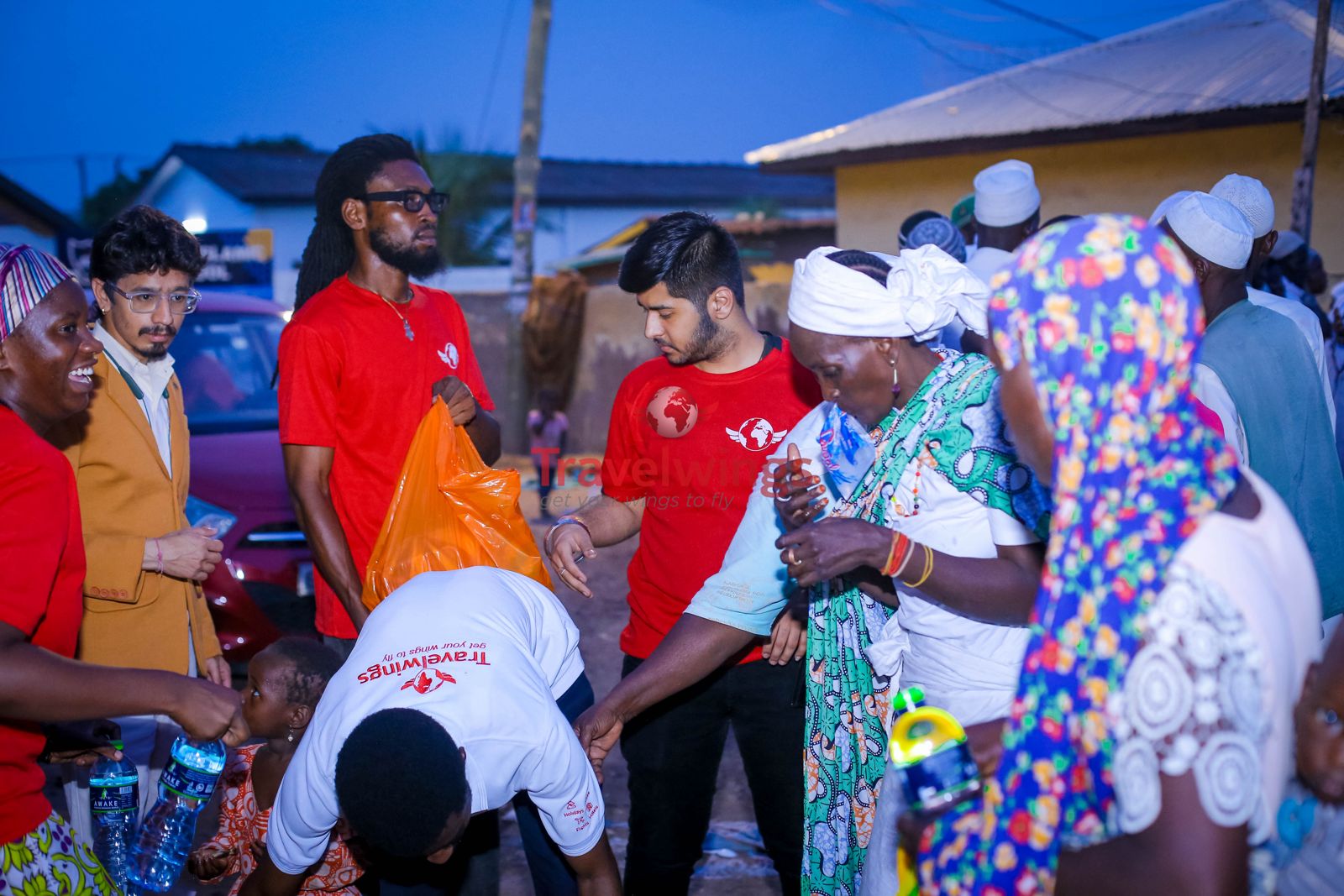 Travelwings fetes over 200 children and privileged on the street